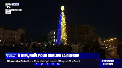 Ukraine: à Kiev, un sapin de Noël aux couleurs du pays