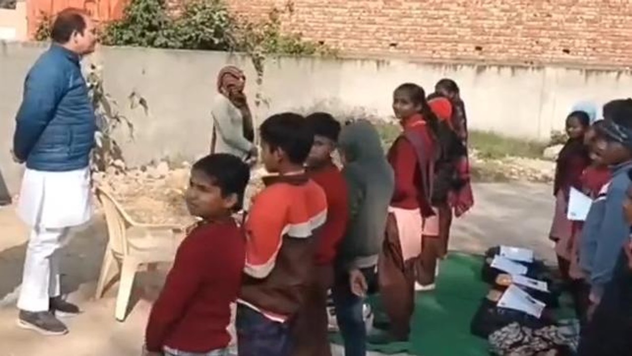 शामली: 'कड़ाके की ठंड' में सरकारी स्कूल के बच्चे खुले आसमान के नीचे पढ़ने को मजबूर