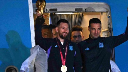 Скачать видео: Lionel Messi, la Coupe du monde à la main, à la descente de l'avion, à Buenos Aires