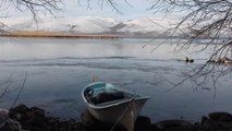 Kars-Ardahan sınırında yer alan Çıldır Gölü, buz tutmaya gecikmeli başladı
