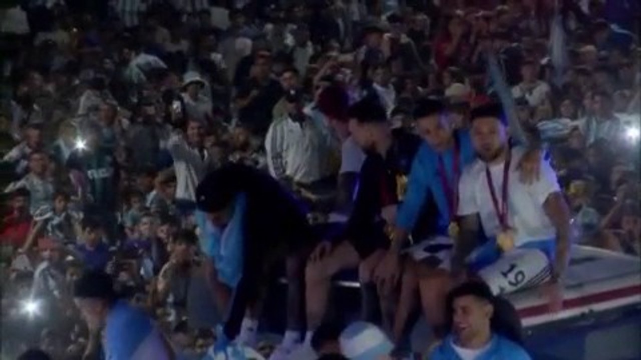 LIVE - Lionel Messi et ses coéquipiers sont arrivés à Buenos Aires accueillis par une foule de supporters