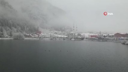 Uzungöl'e mevsimin ilk karı yağdı