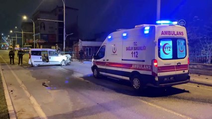 Araç kaldırımda yürüyen yayalara çarptı; 2 ölü