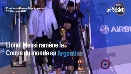 Messi, la Coupe du monde à la main, à la descente de l'avion, à Buenos Aires