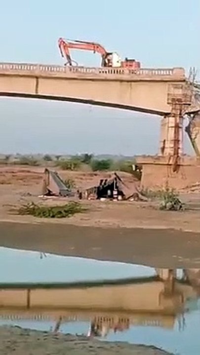 Inde: Un ouvrier travaille sur un pont qui s'est effondré et ça finit mal