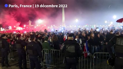 Mondial: les Bleus acclamés par la foule à Paris