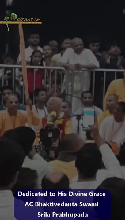 How HH Lokanath Swami Maharaj of Iskcon mesmerized audience by his divine & loud Kirtan, just watch you will be surprised.