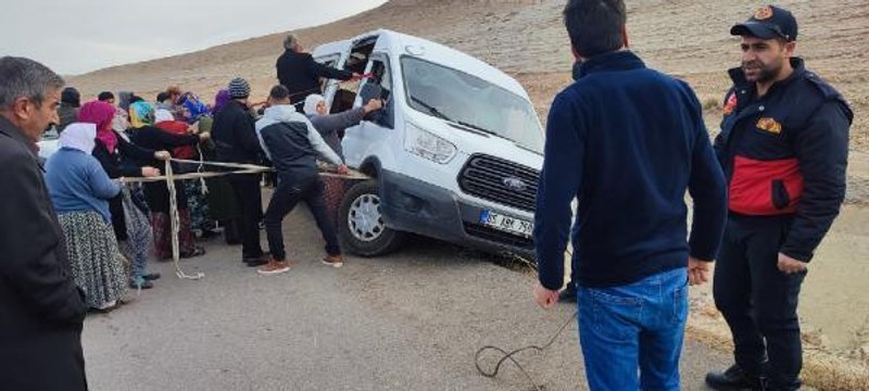 ÖĞRENCİ SERVİSİNİ DEVRİLMEMESİ İÇİN ELLERİ İLE TUTUP, HALATLARLA ÇEKTİLER