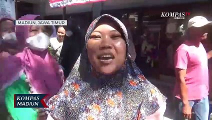 Warga Berebut Kaos Saat Kunjungan Presiden Jokowi