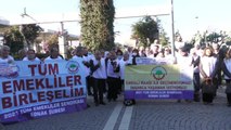 İzmir'de Emeklilerden 'Donlu' Protesto: 