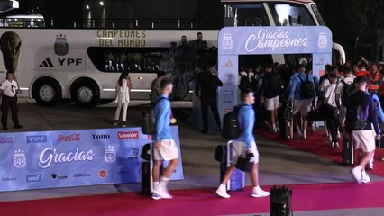 ليونيل ميسي ورفاقه يصلون إلى الأرجنتين حاملين كأس العالم