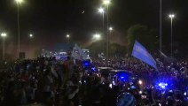 اللاعبون الأرجنتينيون يحتفلون مع الجماهير بعيد وصولهم إلى بوينوس أيرس