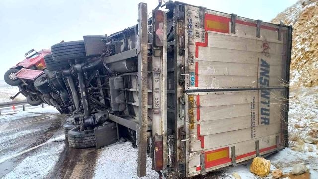 Polisin örttüğü battaniye kazazedeyi, çekilen görüntüler ise izleyenlerin içini ısıttı