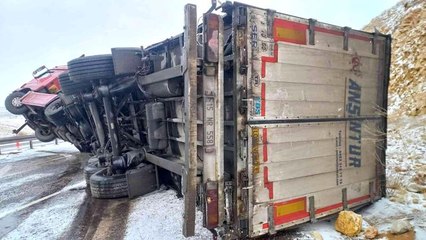 Polisin örttüğü battaniye kazazedeyi, çekilen görüntüler ise izleyenlerin içini ısıttı