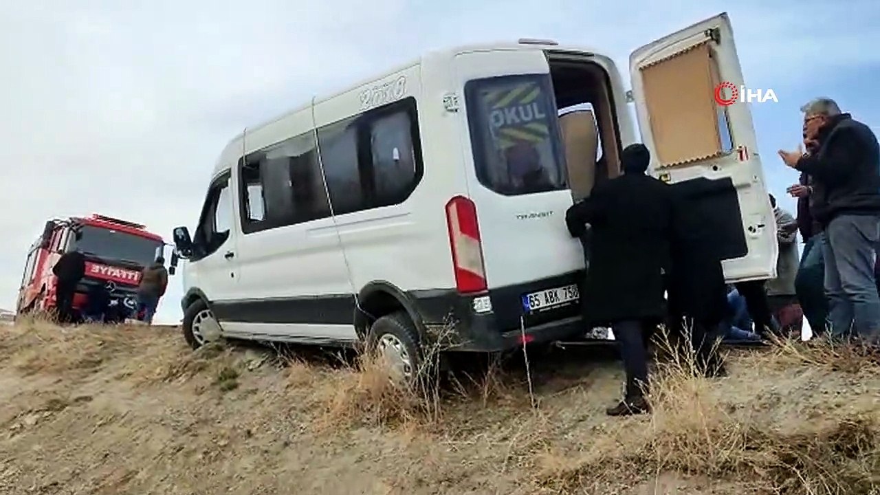 Minibüs şarampole yuvarlanmasın diye iple tuttular! O anlar saniye saniye kamerada