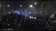 La festa in argentina, Messi sul pullman in mezzo ai tifosi