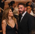 Ben Affleck prend le micro aux côtés de Jennifer Lopez lors d’une fête de fin d’année