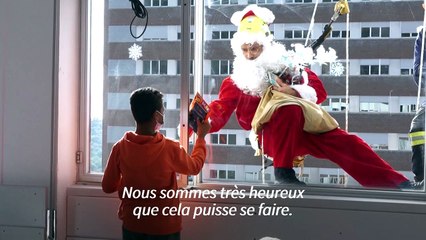 En Espagne, le "Père Noël" descend en rappel pour des enfants hospitalisés