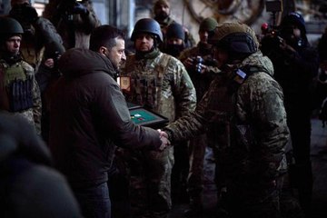 Zelenskiy'den cephe hattında yer alan Bakhmut'a sürpriz ziyaret
