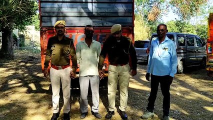 हरियाणा निर्मित शराब से भरा ट्रक पकड़ा, लहसुन के कट्टों के नीचे भरी भी शराब