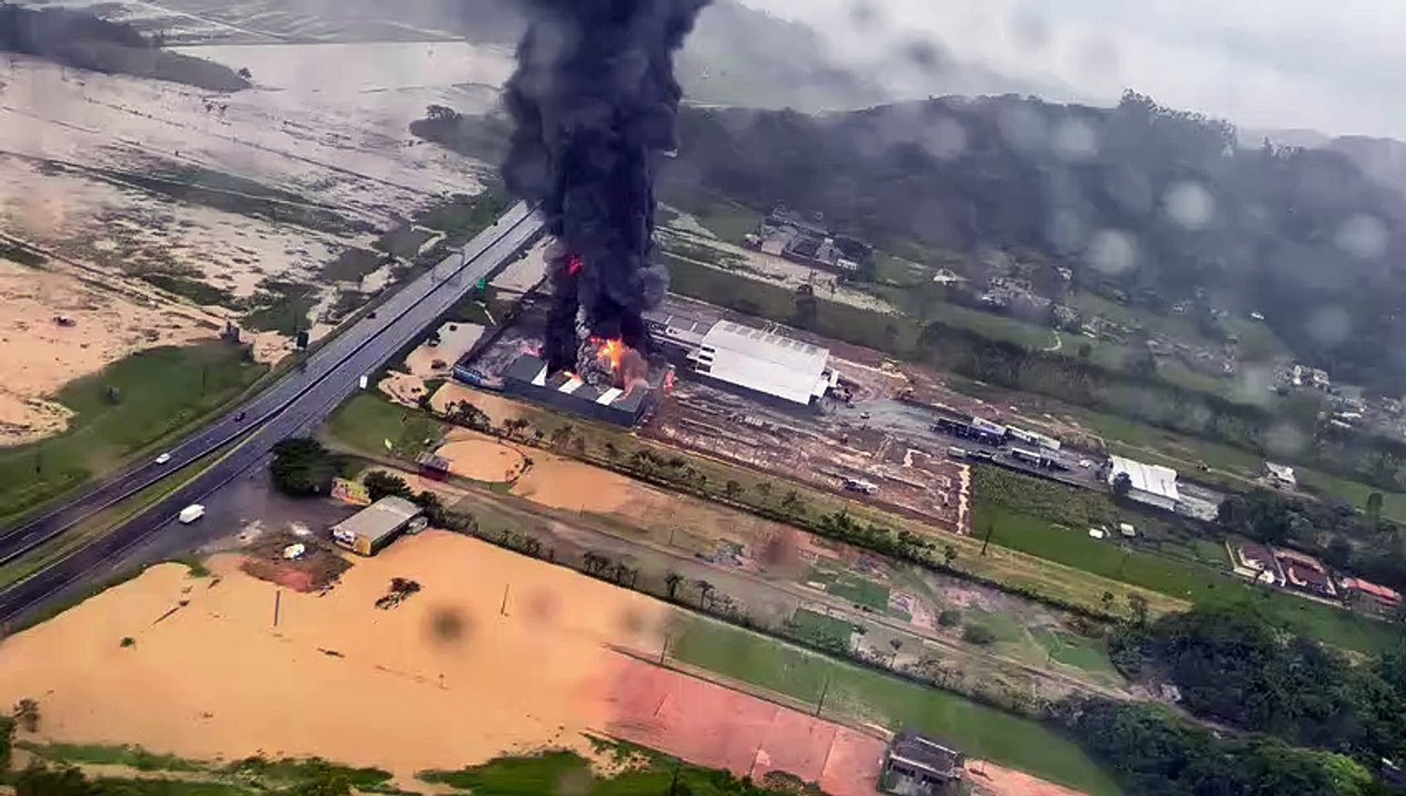Imagens aéreas na BR-101 revelam dimensão de incêndio no litoral de SC