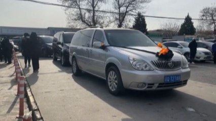 Covid, in Cina lunghe file di auto davanti ai crematori