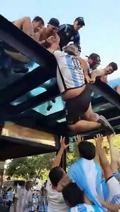 Un supporter argentin a beaucoup de mal à monter sur abribus