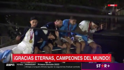 En pleine parade, Lionel Messi et ses coéquipiers champions du monde frôlent le drame