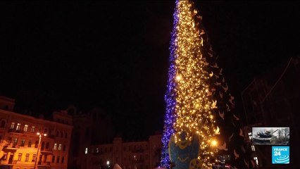 Fêter Noël malgré la guerre : un sapin aux couleurs de l'Ukraine inauguré à Kiev