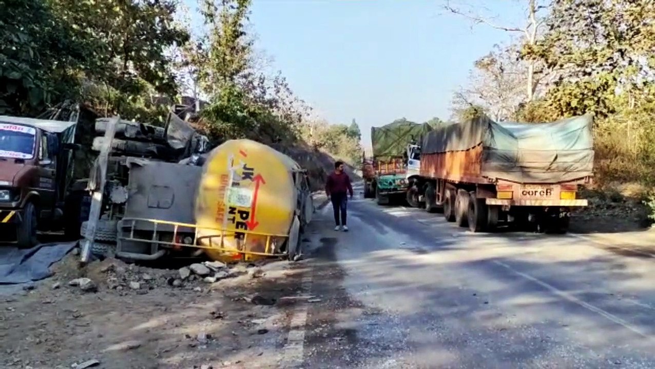 एनएच पर हुआ हादसा: पांच वाहनों की टक्कर, एक घंटे रहा जाम, ट्रेलर पलटने से लगा जाम