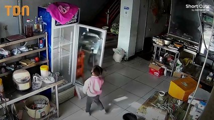 Un frigo manque de tomber sur une petite fille