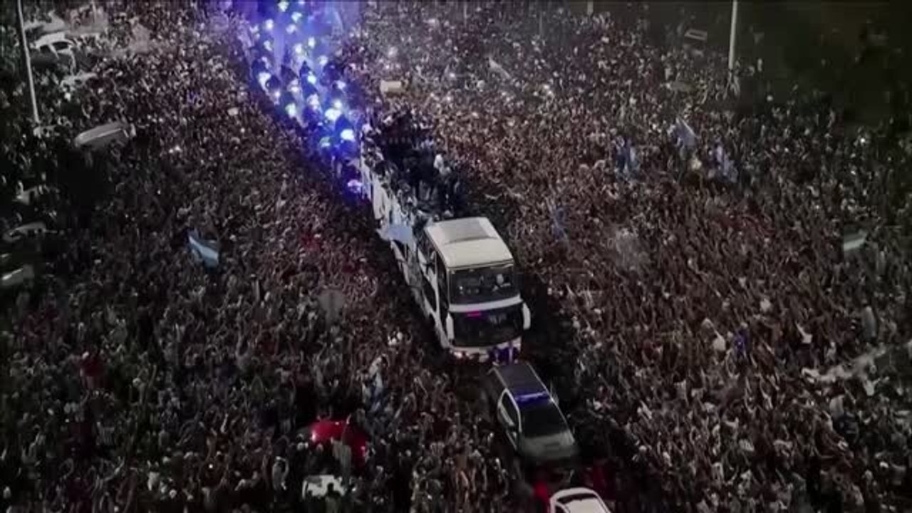 Argentine - L'incroyable foule déjà présente pour féliciter l'Albiceleste