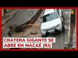Forte chuva no Rio de Janeiro abre cratera em rua de Macaé e deixa carros pendurados