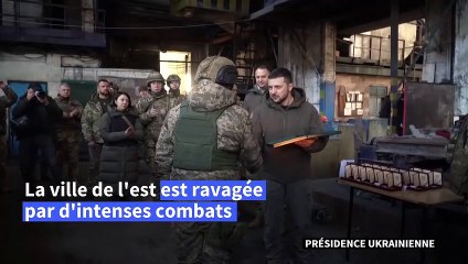 Ukraine: Zelensky en visite surprise à Bakhmout, point le plus chaud du front