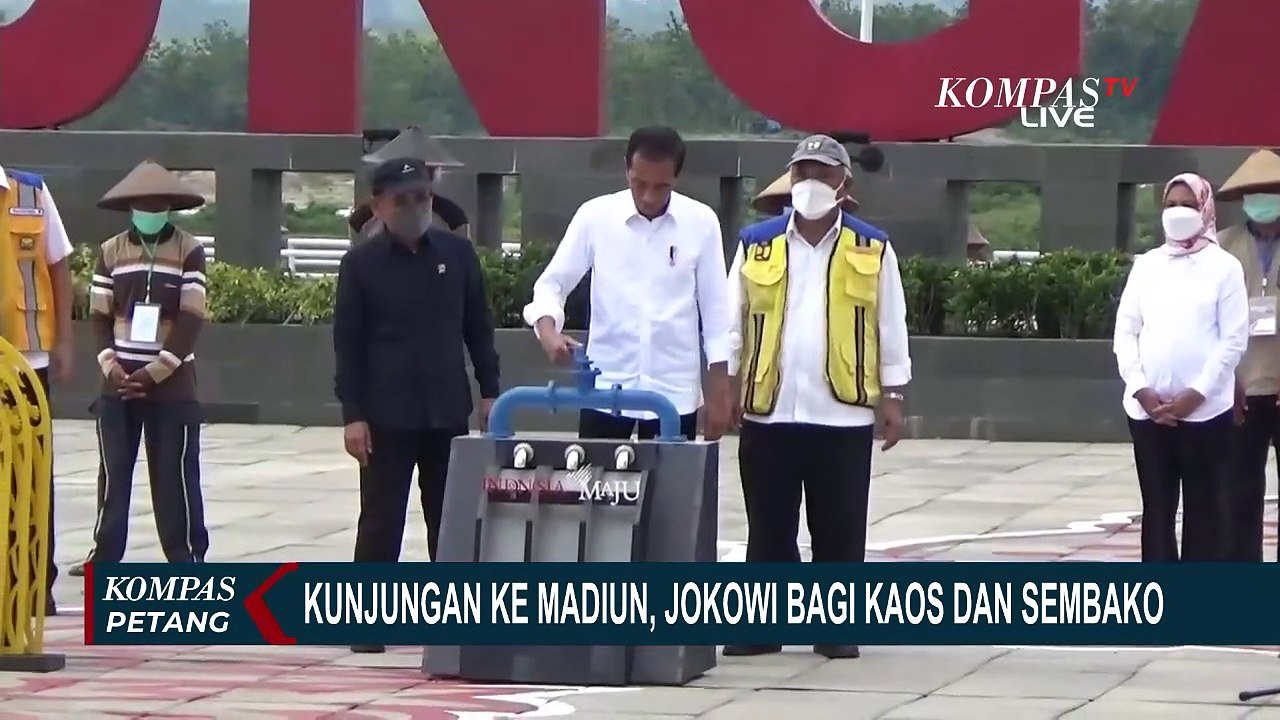Kunjungi Madiun, Warga Krubungi Presiden Jokowi yang Bagi Kaos dan Sembako