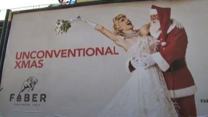 Babbo Natale sposa una Drag Queen, la provocazione a Napoli