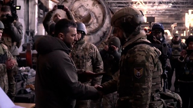 Zelensky sur le point le plus chaud du front à Bakhmout au 300e jour de l'invasion de l'Ukraine