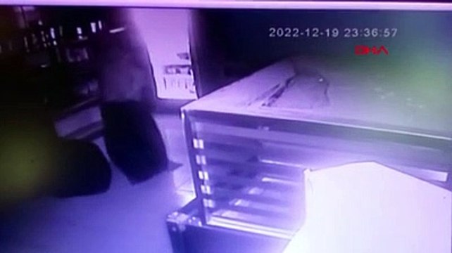 Kafeden 10 bin TL'lik yiyecek çalan 'bastonlu hırsız' kamerada 