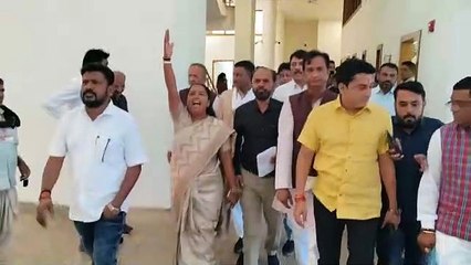 VIDEO: कांग्रेस का सदन से वॉकआउट, कहा: चर्चा के लिए समय कम