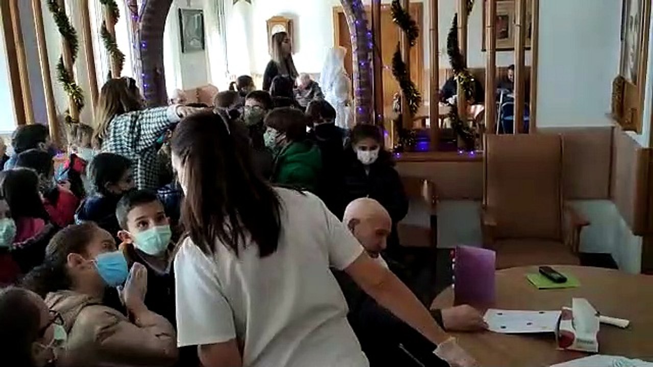 Los alumnos del Colegio Paula Montal de Astorga visitan residencias de ancianos por Navidad