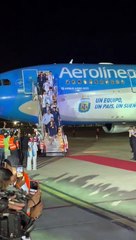 El momento en que el seleccionado llega a suelo argentino