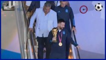 les moments de l'arrivée de la Trophée du monde à L' Argentine  a les mains de messi et les céléb...