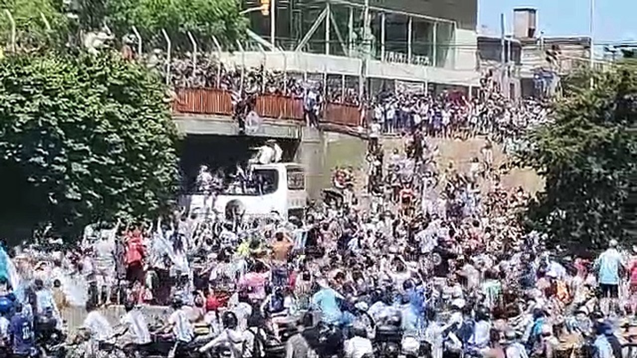 ¡Se la jugó! El momento del hincha que saltó de un puente y logró entrar al micro de la Scaloneta