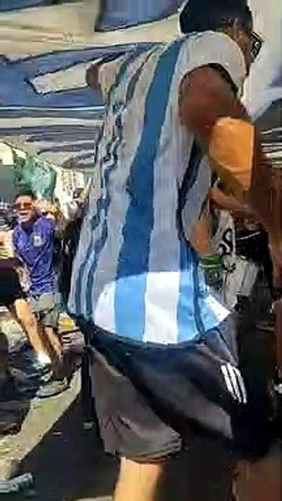 ¡Descontrol total! El baile de la hinchada que...