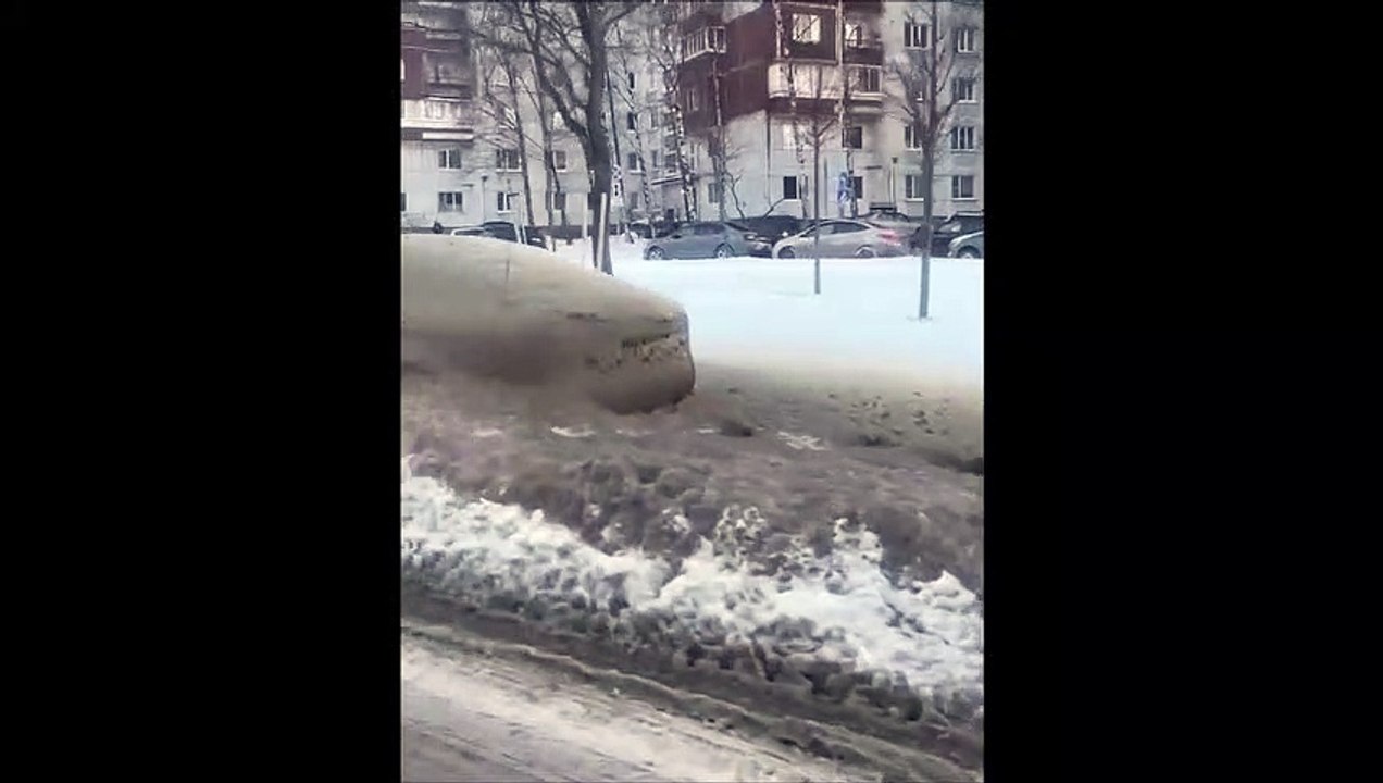 Il va regretter d'avoir laissé sa voiture garé là en pleine tempête de neige