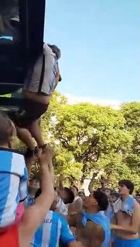 Belle preuve de solidarité entre supporters argentins