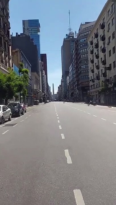 Un cycliste filme la rue à Buenos Aires au moment du dernier tir au but de l'Argentine