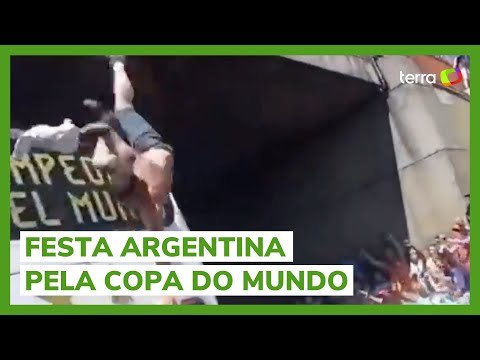 Torcedor cai de ponte ao tentar pular em ônibus da Seleção Argentina