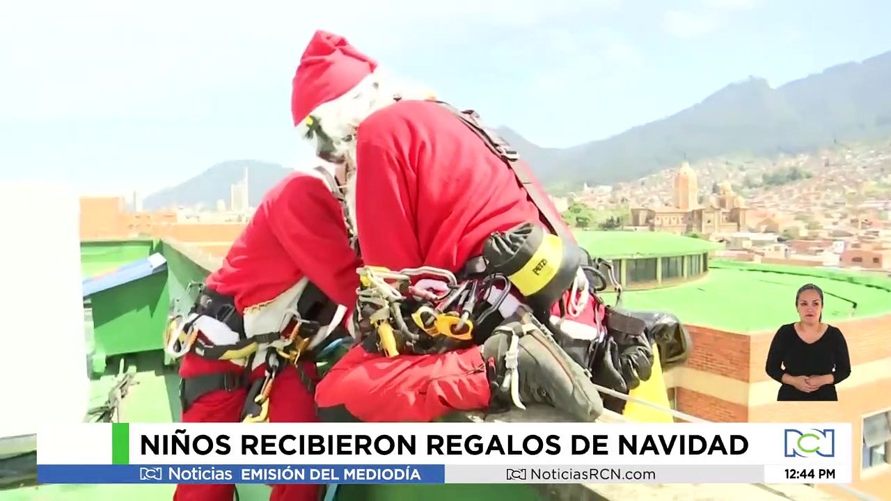 Bomberos entregan regalos a niños en Navidad