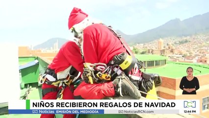 Bomberos entregan regalos a niños en Navidad